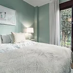 Amazing 2-bedroom Retreat In Nueva Andalucia, Steps From Centro Plaza Apartamento *