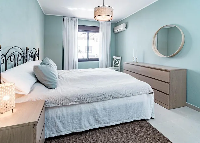 Amazing 2-bedroom Retreat In Nueva Andalucia, Steps From Centro Plaza Apartment *
