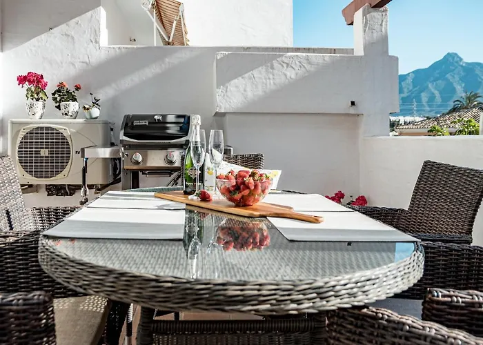 Amazing 2-bedroom Retreat In Nueva Andalucia, Steps From Centro Plaza
