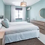Amazing 2-bedroom Retreat In Nueva Andalucia, Steps From Centro Plaza דירה *