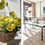 Amazing 2-bedroom Retreat In Nueva Andalucia, Steps From Centro Plaza *