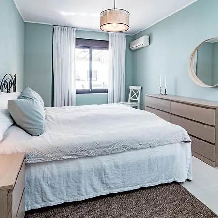 Amazing 2-bedroom Retreat In Nueva Andalucia, Steps From Centro Plaza דירה *
