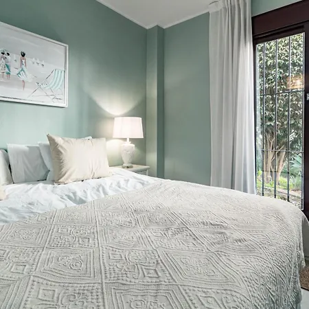 Amazing 2-bedroom Retreat In Nueva Andalucia, Steps From Centro Plaza Apartman *