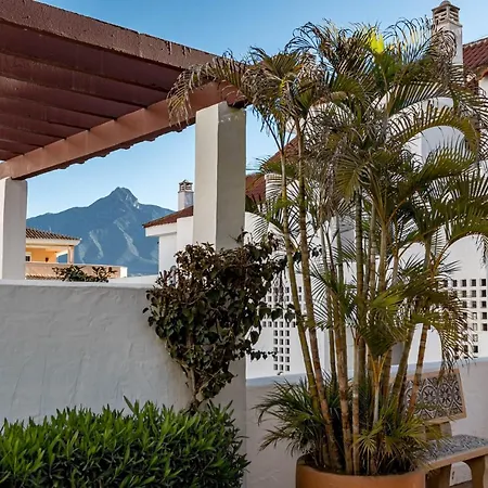 Amazing 2-bedroom Retreat In Nueva Andalucia, Steps From Centro Plaza Apartman *