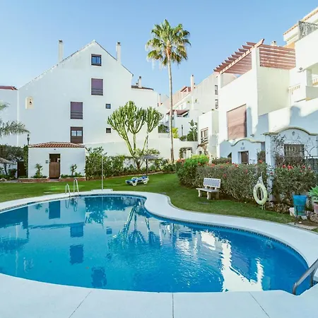 Amazing 2-bedroom Retreat In Nueva Andalucia, Steps From Centro Plaza Apartman