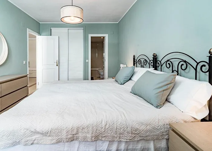 アパート Amazing 2-bedroom Retreat In Nueva Andalucia, Steps From Centro Plaza マルベーリャ