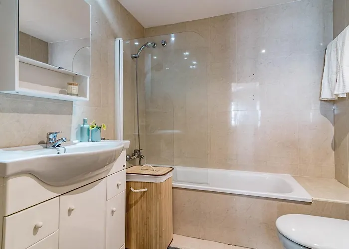 Amazing 2-bedroom Retreat In Nueva Andalucia, Steps From Centro Plaza アパート