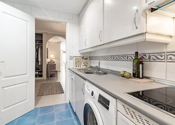 アパート Amazing 2-bedroom Retreat In Nueva Andalucia, Steps From Centro Plaza マルベーリャ
