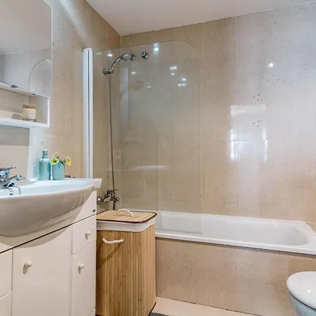 Amazing 2-bedroom Retreat In Nueva Andalucia, Steps From Centro Plaza Appartamento