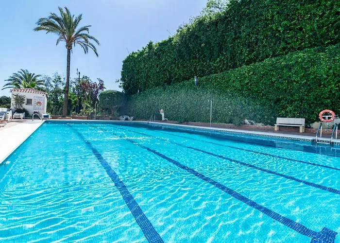 Amazing 2-bedroom Retreat In Nueva Andalucia, Steps From Centro Plaza *