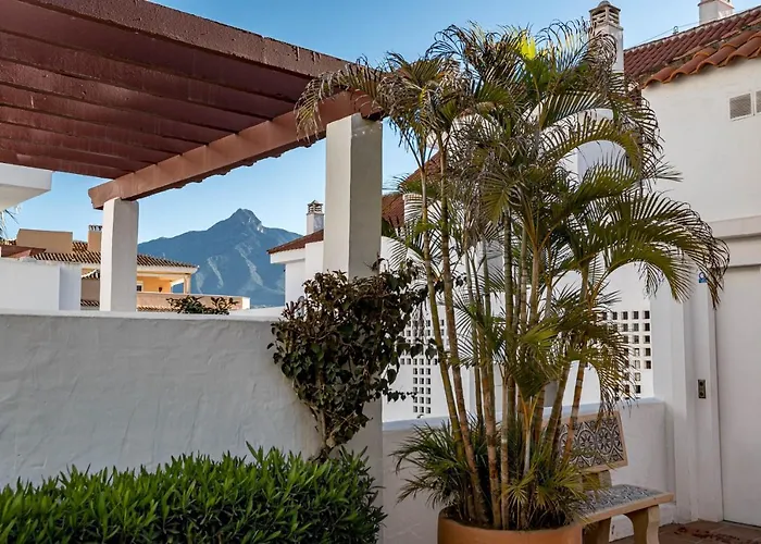 Amazing 2-bedroom Retreat In Nueva Andalucia, Steps From Centro Plaza Apartment *